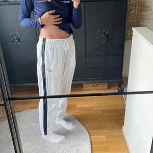 Nike sportbyxa storlek L - Jag är 170 cm lång, därav storlek L. Använd max 10 gånger.  Frakt ingår ej i priset och betalas av kunden. 