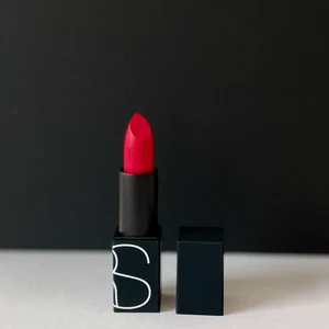 NARS Läppstift Helt Ny!  -  NARS klassiskt rött läppstift - Lipstick Matte Inappropriate.  Ord pris 295:-  https://www.kicks.se/nars/makeup/lappar/lappstift/lipstick-matte-inappropriate-red?dfw_tracker=92575-94006223&gclid=CjwKCAjwwo-WBhAMEiwAV4dybR6NPztdan3m5Cu5KogKFR80KHsEJSnRrfV