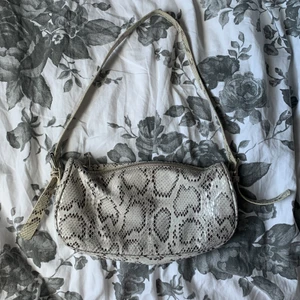 Axelväska  - Orm mönstrad axelväska, mellanstor. Har används 3-4 gånger. Bra skick 
