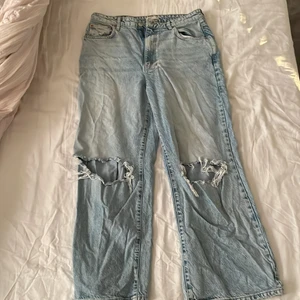 Gina jeans - Snygga jeans från Gina med hög midja och hål vid knäna. Knappt använda storlek 44 Köparen betalar eventuell frakt. Kan annars möta upp Göteborg-Kungsbacka Lit