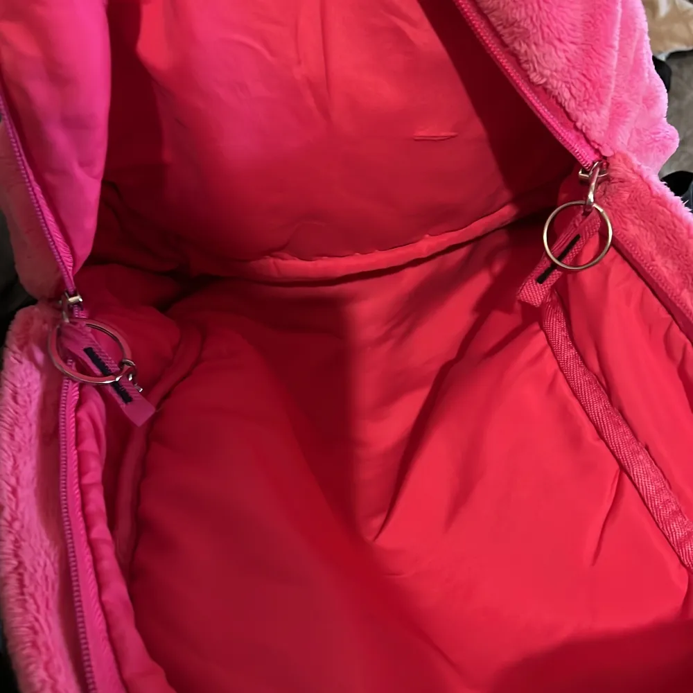 Rosa päls väska, kan användas till skolan. Använd runt 7-10 gånger 🫶🏼🎒. Väskor.