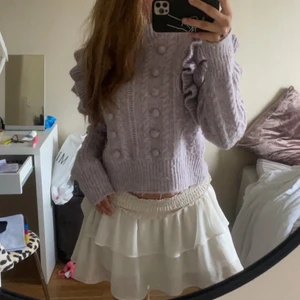 Ljus lila stickad/virkad tröja - Säljer denna jättefina lila stickade/virkade tröjan från Gina Tricot i storlek XS-M! Tröjan är mer ”färggladare” i verkligheten men har en väldigt fin färg! Använt ca 3 gånger. Kliar inte på kroppen. 