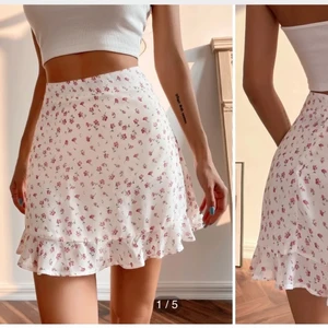 Kjol - En fin blommig kjol som tyvärr inte kommer till användning. Fint skick och är inte genomskinlig. Färgen är lite starkare än vad som framkommer på bilderna från hemsidan😊 hör av er vid frågor och/eller för fler bilder. 