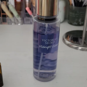 Victoria secret - Säljer min Victoria secret body mist i 250 ml midnight blom💋 den är dock använd några gånger men är i bra skick. Köparen står för frakten 📦💕
