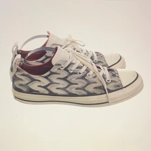 Converse - Säljer ett par super fina Missoni x Converse skor i storlek 41. Unisex modell så passar både dam och herr. Säljer då dem är för stora för mig❣️❣️