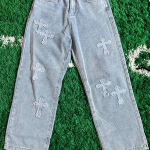 Wide jeans - Wide jeans med cross patches, sitter som 31/30. Bara testade en gång. Skickas med spårbar frakt!