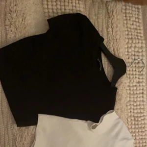 T shirt  - Säljer dessa två t shirts från zara. Säljer både tvp för 100 kr. En svart och en vit. Den svarta har ett litet håll på armen
