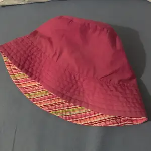 dubbelsidig hatt, kan fällas åt båda hållen