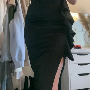 Tight kjol med volanger  - Tight kjol som framhäver kurvorna! 