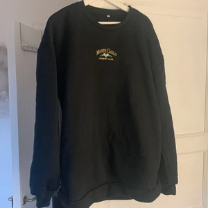 Sweatshirt Svart - Tröjan är i L, stor passform. Svinsnygg u-ringad tröja. Fungerar Perfekt som vardagligt plagg likväl som ett ”pyjamas-plagg” den är nästan helt ny. Men den är även lite för stor för mig, därav vill jag sälja den.