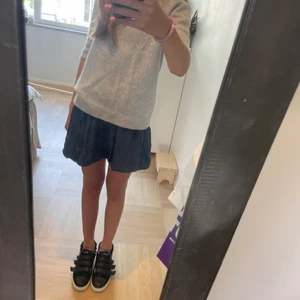 Kjol - Säljer en så söt kjol i mörkblått bomullstyg. Så skön och snygg till sommaren!!💖Använd 1 gång