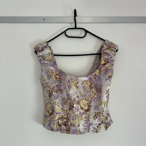 Korsett topp - aldrig använd - Blommig korsett-topp från ASOS, aldrig använd! 