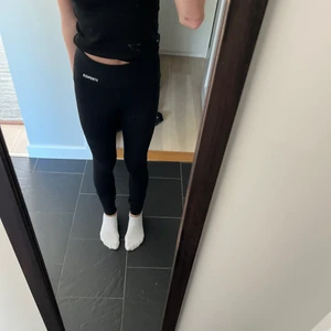 Stronger tights  - Säljer mina jättefina träninings byxor ifrån stronger för dom har blivit för små. Dom är i jätte bra skick💗 skriv för mer bilder elr funderingar!!💗 nypris 700kr och köpare står för frakten! kan sänka priset för en snabb affär!!