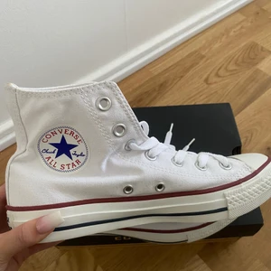 Converse Skor Vita - Helt nya converseskor i vitt, Strl 37, aldrig använda så i totalt nyskick, nypris 800 kr, box får man med om så önskas 