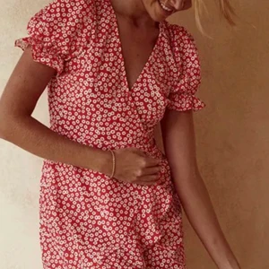 Fin röd blommig klänning  - Säljer denna röda klänning som är använd 1 gång, köpt för 500kr. Säljer den då den inte kommer till användning längre. Frakten tillkommer💗 priset kan diskuteras 