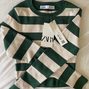 Grön, skön och snygg tröja från Zara i storlek S! Oanvänd så i nyskick, säljer för att den inte kommer till användning💚  Lånade bilder av Linn Stålberg men skriv för egna!