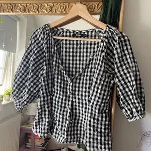 Rutig blus från bikbok  - Jättefin endast använd någon enstaka gång. Stl s