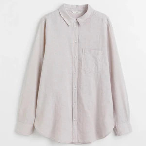 Slutsåld linneskjorta - Slutsåld linneskjorta från H&M i strl M, använd typ 2 gånger och inköpt för en månad sedan 🤍💕 Materialet är 52% linne & 48% viskos, modellen är oversized 🖤 Frakt ingår ‼️ Skriv om de önskas fler bilder 💕💕 Är 162 cm för referens