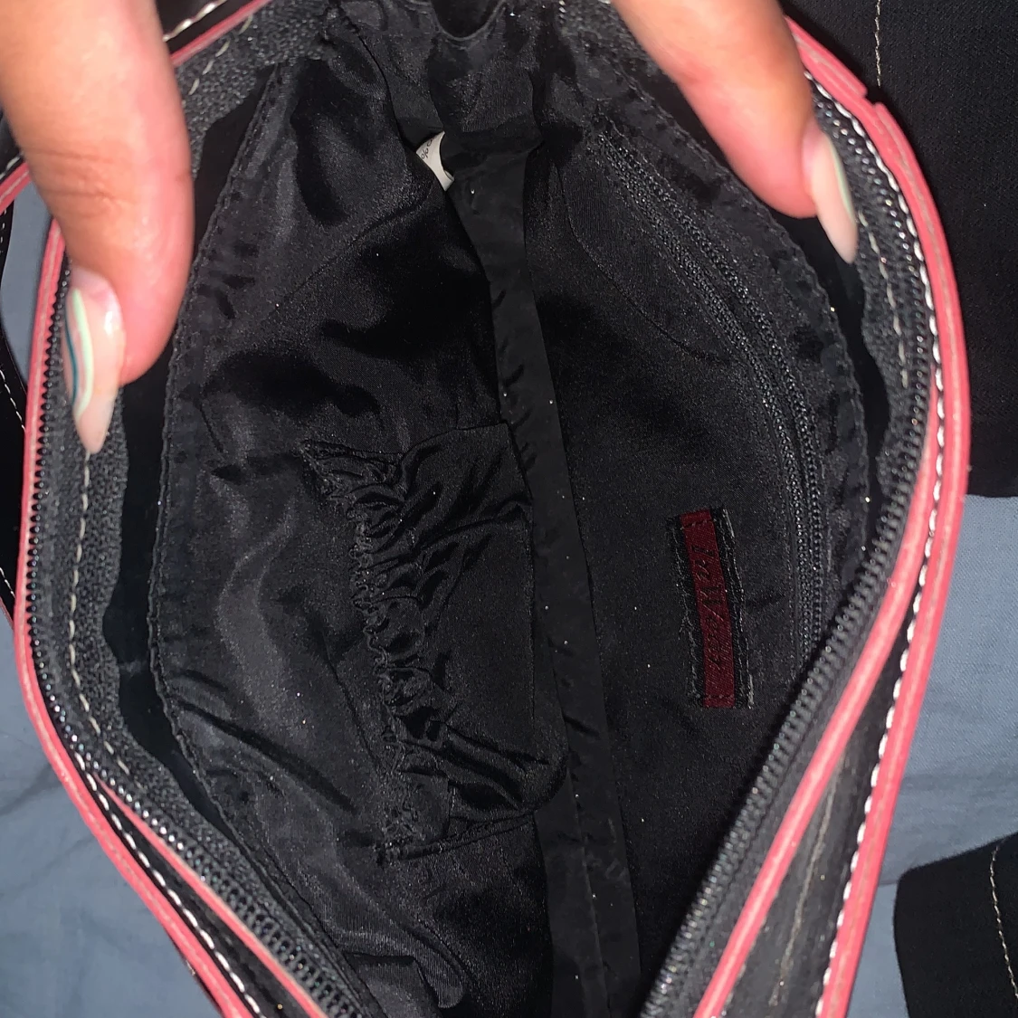 Svart och röd retro väska  - 91