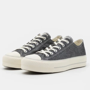 Converse silver - ”Chuck taylor all star lift” köpta på Zalando för 829kr som nu är slutsålda! Använda 1-2 gånger, är därför i nyskick ♥️
