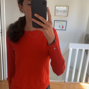 Jötte fin röd tröja - Säljer min jötte fina röda tröja som är köpt på sellpy för ungefär 3 månader sen den är inte så använd och passar jötte bra nu till sommaren om det skulle vara lite kallare tex på kvällen. Köpte för 90kr och säljer för 30kr. Köparen står för frakten