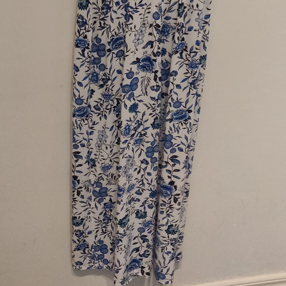 vit- och blåblommig jumpsuit. - 90