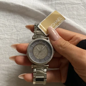 Michael Kors klocka - Säljer äkta MK klockor från företag som stängdes ner. Helt ny och nypris för denna är 2950 kr. Säljes för 1000.
