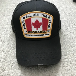 Dsquared2 keps  - Säljer nu min dsquared2 keps som jag köpte på NK i mars detta år och den är inte solblekt! Nypris 1499kr  Skick 8-9/10 