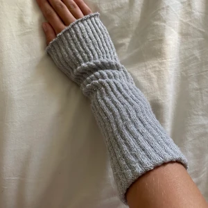 glittriga torgvantar - säljer dessa glitriga torgvantar🙌🏻 uppvikta på bild 1 och är egentligen 38cm långa. Har dock ett hål därav ligger priset på 25kr💞