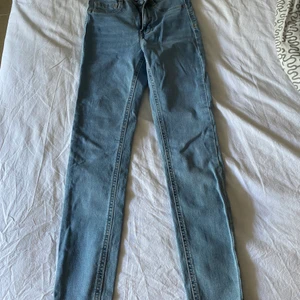 Perfect jeans molly S - Säljer ett par blåa jeans från gina aldrig använda bara provade o tagit bort lappen. Små i storleken.