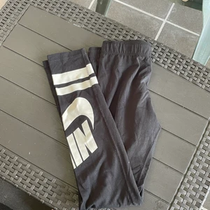 Träningstights (barn) - Träningstights från nike. Oanvänt. Frakt tillkommer, köparen står för frakt. (Utgår från nikes hemsidas storlekar där de är köpta). 