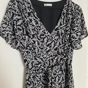 Blommig klänning - Svart/vit/blommig klänning från Cubus. Använd 1 gång! Ordinarie pris 299kr. Köparen står för frakten🌼