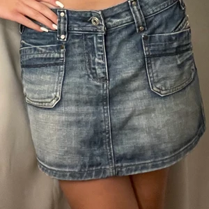 diesel kjol - jättesöt diesel kjol!! lite sliten men inget som syns tydligt. storleken är XL men jag skulle säga att den passar M och uppåt! skriv privat om du vill köpa eller buda i kommentarerna!