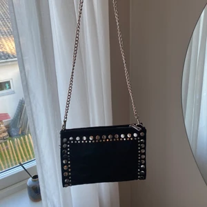 Väska från zara - Säljer den trendiga väskan från Zara i nyskick. Köparen står för frakt💕