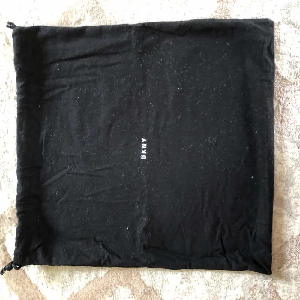 Jag säljer denna fina axelremsväska från DKNY i en vacker ljusrosa färg. Använd en gång. Kvittot finns tyvärr inte kvar men dustbag finns i väldigt gott skick, som sagt, väskan är använd en gång och det finns inget att anmärka på. Nypris 1700.. Laukut & Käsilaukut.