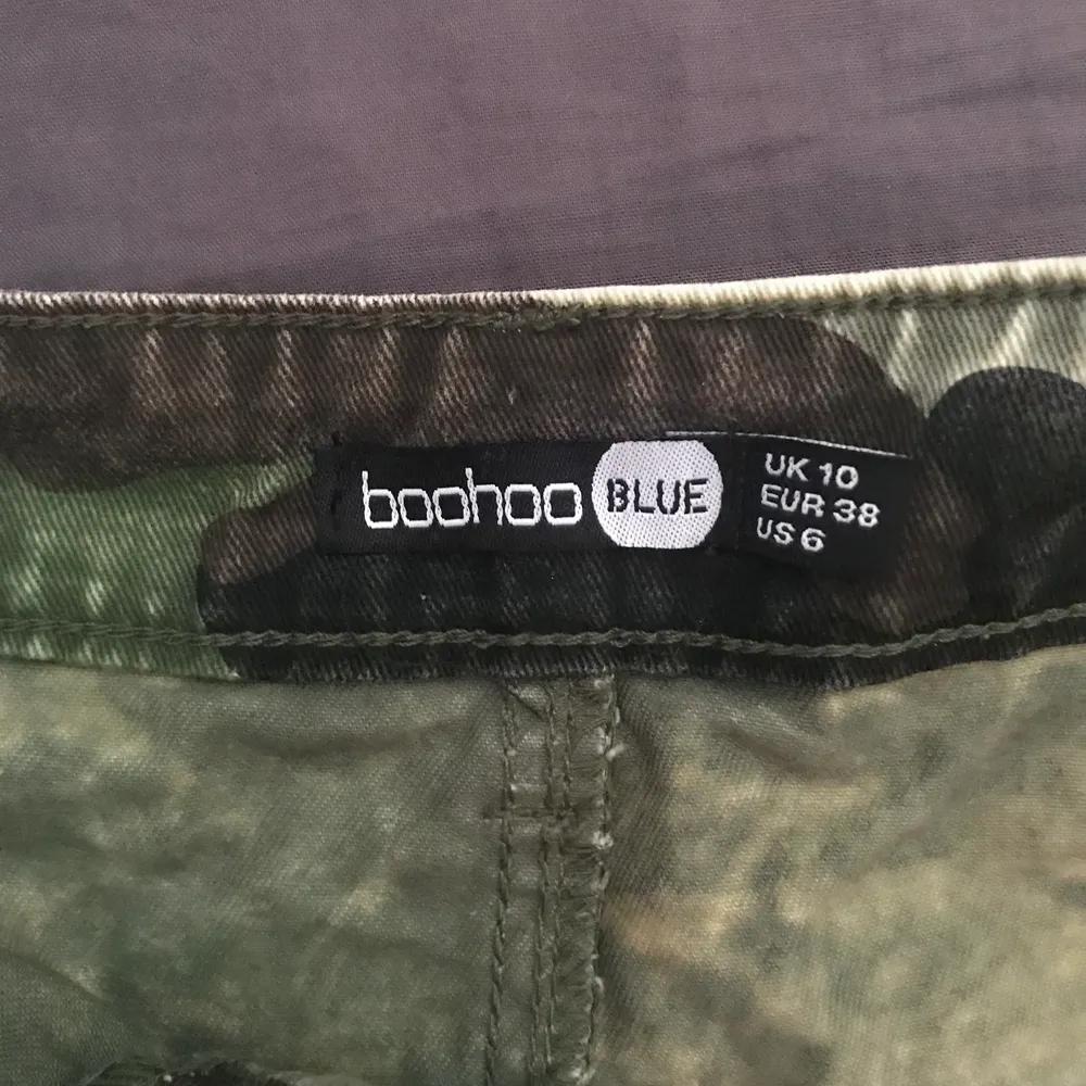 Militär kjol i jeans material från Boohoo, bra skick! Köparen står för frakt! 💞 . Kjolar.