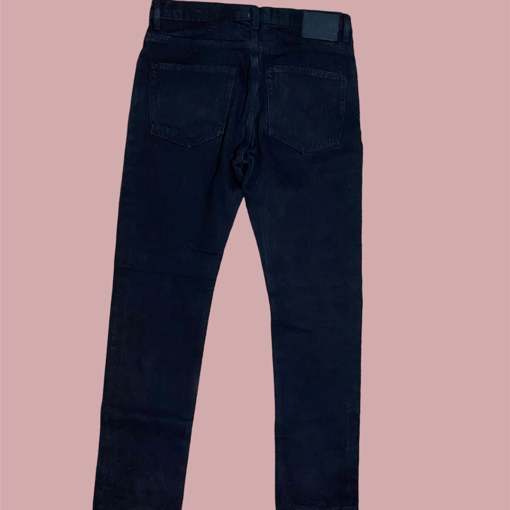 Svarta jeans från 157 köpt för 200kr säljer de för 100kr money . Jeans & Byxor.