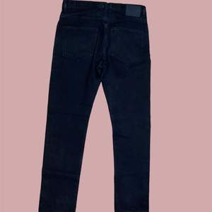 Svarta jeans från 157 köpt för 200kr säljer de för 100kr money 