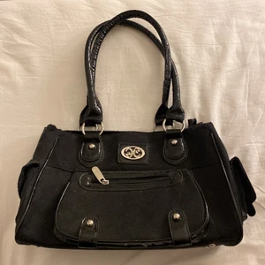 Snygg väska  - En snygg svart väska  Många har skrivit så startade en budgivning 😍