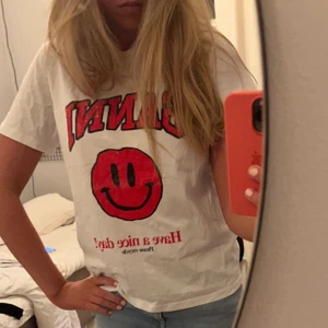 Ganni tshirt - Säljer min fina ganni tshirt, jättebra skick nästan helt oanvänd str S, pris kan diskuteras 💓💓💓