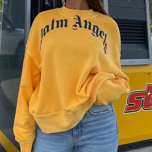 Crew Neck från  Palm angels  - I väldigt bra skick, knappt använda. Nypris runt 5000/st. Storlek xxs men passar en xs/s