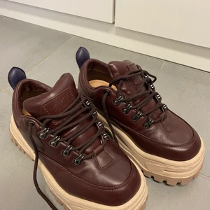 Eytys Angel  - Säljer dessa skorna från Eytys i modellen Angel. Köptes för ett bra tag sedan men är endast testade, därmed helt nya. Superfin mörkröd färg perfekt nu till hösten. Storlek 37 men något större i storleken då jag har har storlek 38 annars🍂
