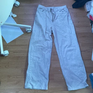 baggy  Manchester jeans storlek 40 - Använt som fan men de är inte längre min stil så jag säljer de jag är 160cm och de sitter okej på mig längdmässigt. Kom privat för frakt och mitt nummer tar bara Swish och de har några fläckar som knappt syns när man har på sig de så säljer de billigt