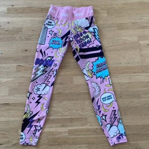 Stronger - Pop tights rosa - Dessa stronger tightsen är väldigt eftertraktade på strongers hemsida. Dem är i storleken S och är använda många gånger men är i gott skick. De säljs för att de har blivit för små. Jag säljer de för 300 + frakt (orginal priset på hemisdan är 799).
