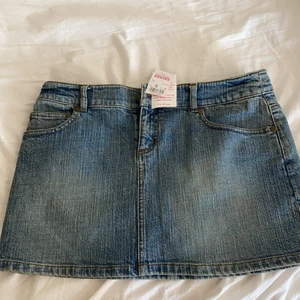 Jeans kjol  - Säljer denna tjolen då den inte passar mig .  Aldrig använd bara testad . Frakten stämmer ej och tar bara SWICH 