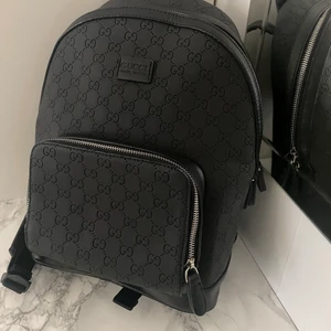 GUCCI GG BLACK BACKPACK  - Denna äkta GUCCI ryggsäcken är använd ett par gånger. Eftersom att den bara ligger i garderoben har jag bestämt mig för o sälja  den till någon som kommer ha användning av den. har tagit väl hand om den så den är i god skick, hoppas ni är intresserade :) 