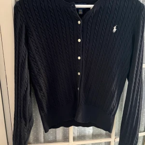 Polo Ralf Lauren kofta Mörklblå - Polo Ralf Lauren kofta i mörkblå färg. Nyskick och passar storlek: xs-m  Pris kan diskuteras   Köpare står för frakt. 