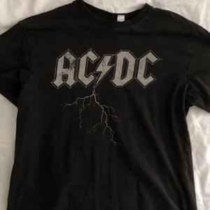Tshirt med tryck - Mörkgrå T-shirt med AC/DC tryck. Bra skick!