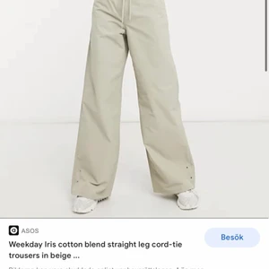 Weekday  - Säljer ett par byxor från weekday i färgen beige i stl 34 säljer dom för 280 kr. 