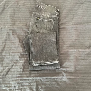 Lee - Svarta Lee jeans, st 30. Raka jeans 